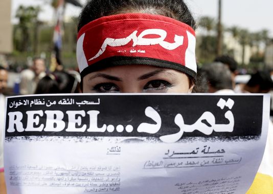 Le 17 mai 2013, une manifestante brandit la pétition du mouvement "Tamaroud" (rébellion) en Egypte.